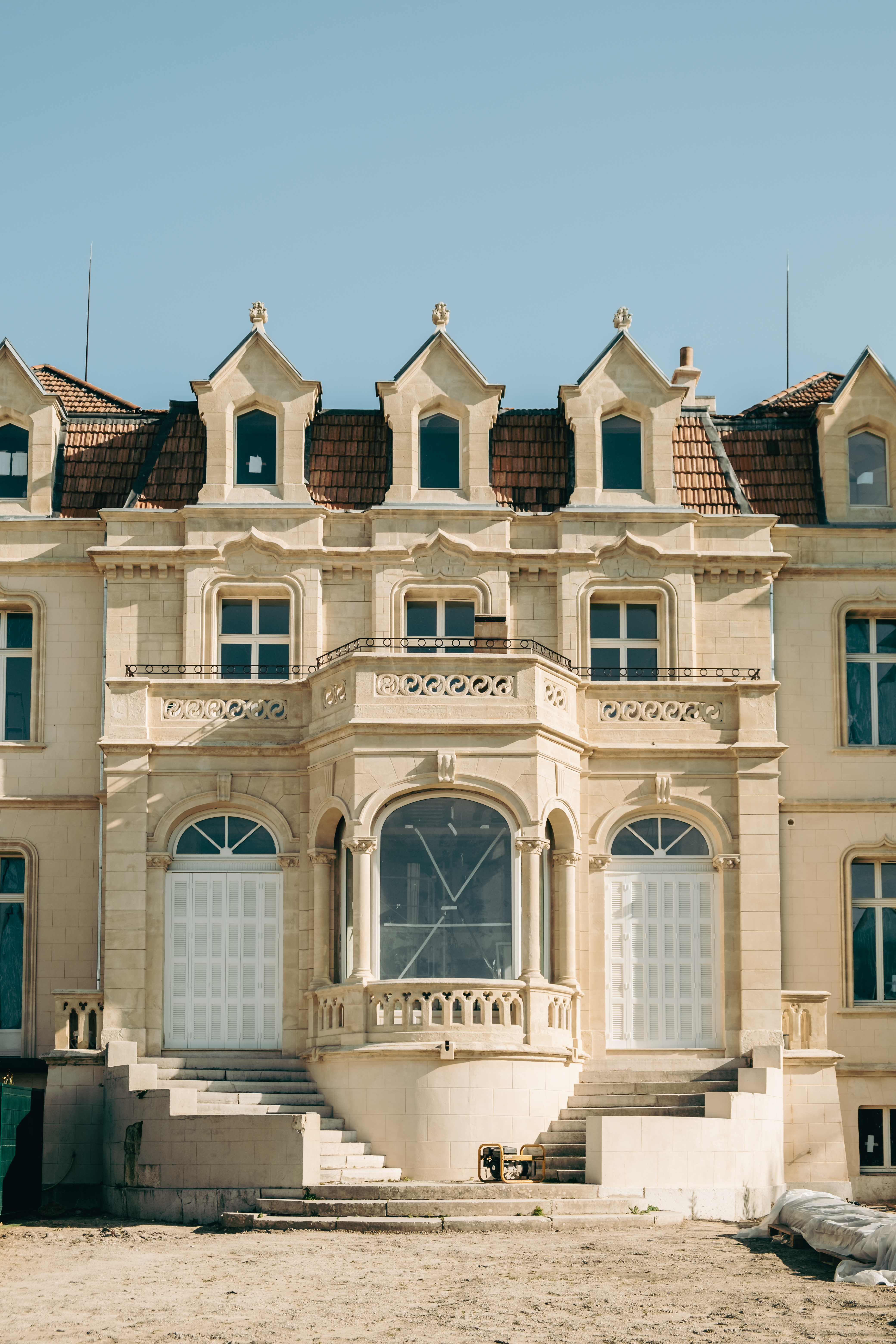 Belmont — château rénové façade symétrique, Aix-en-Provence