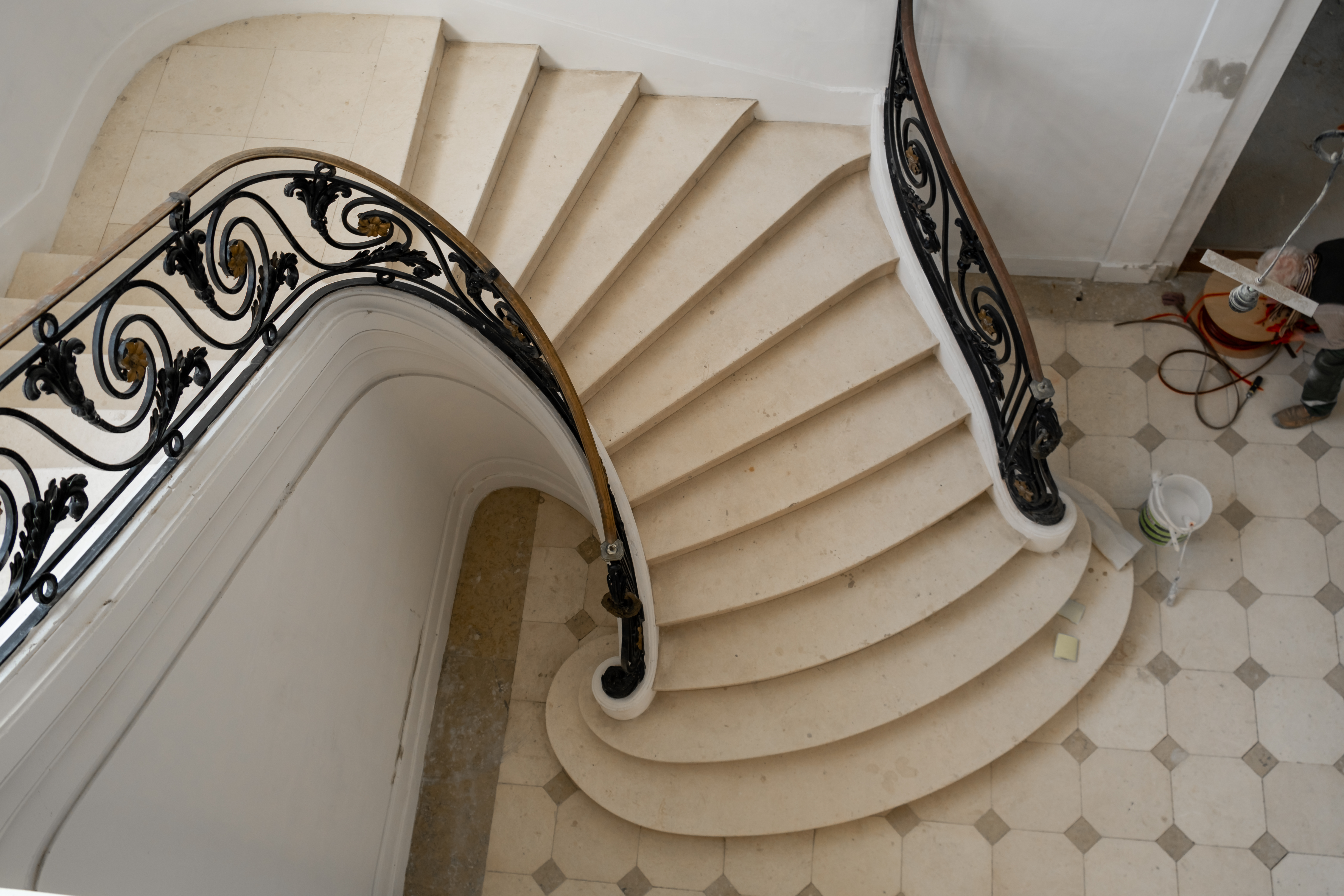 Belmont — grand escalier marbre et rampe fer forgé, rénovation château