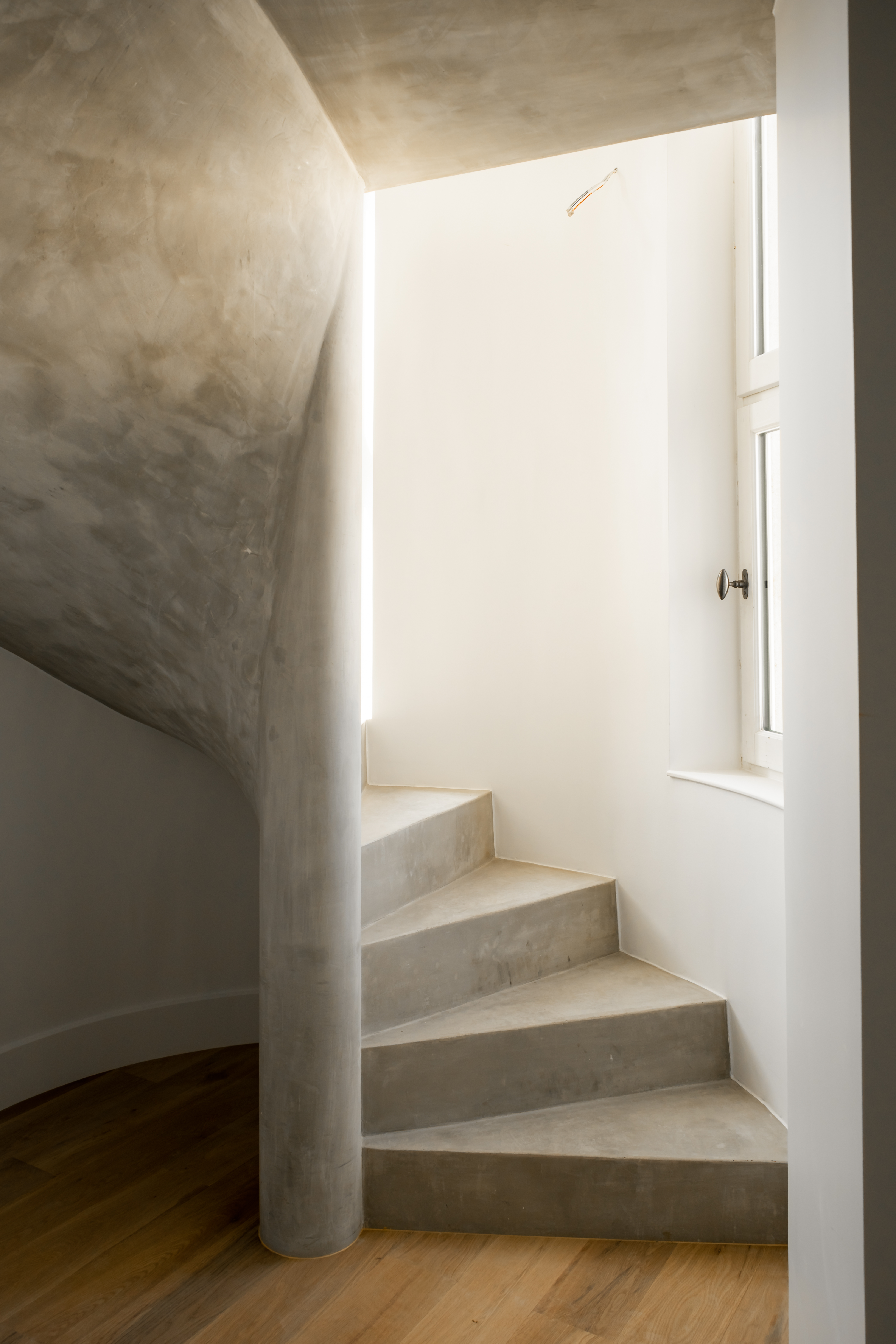 Belmont escalier pierre sculpté — rénovation tour de château
