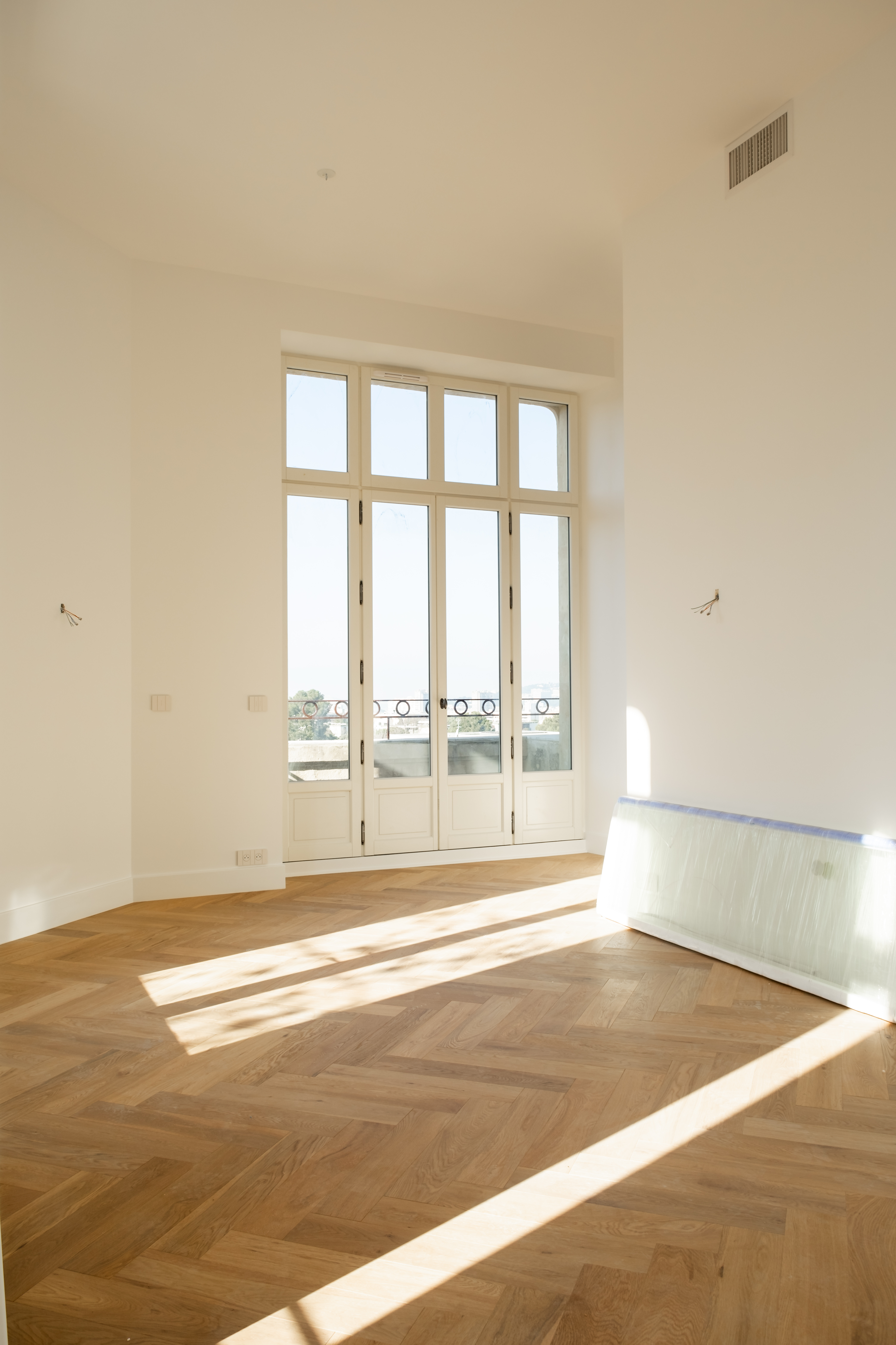 Rénovation intérieure Belmont — parquet chevrons et hautes fenêtres, Aix-en-Provence
