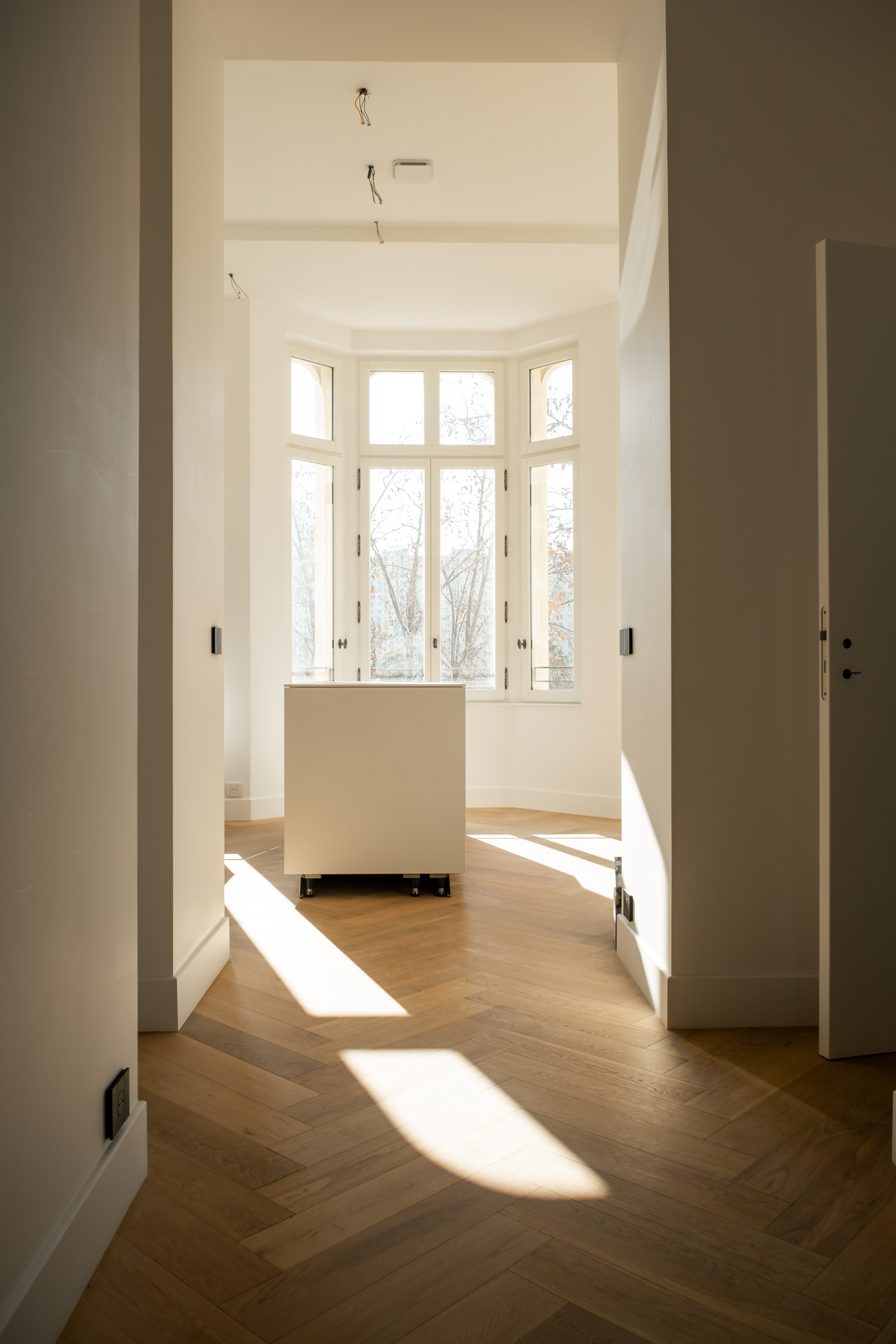 Belmont rénovation salon — parquet chêne chevrons et fenêtres panoramiques